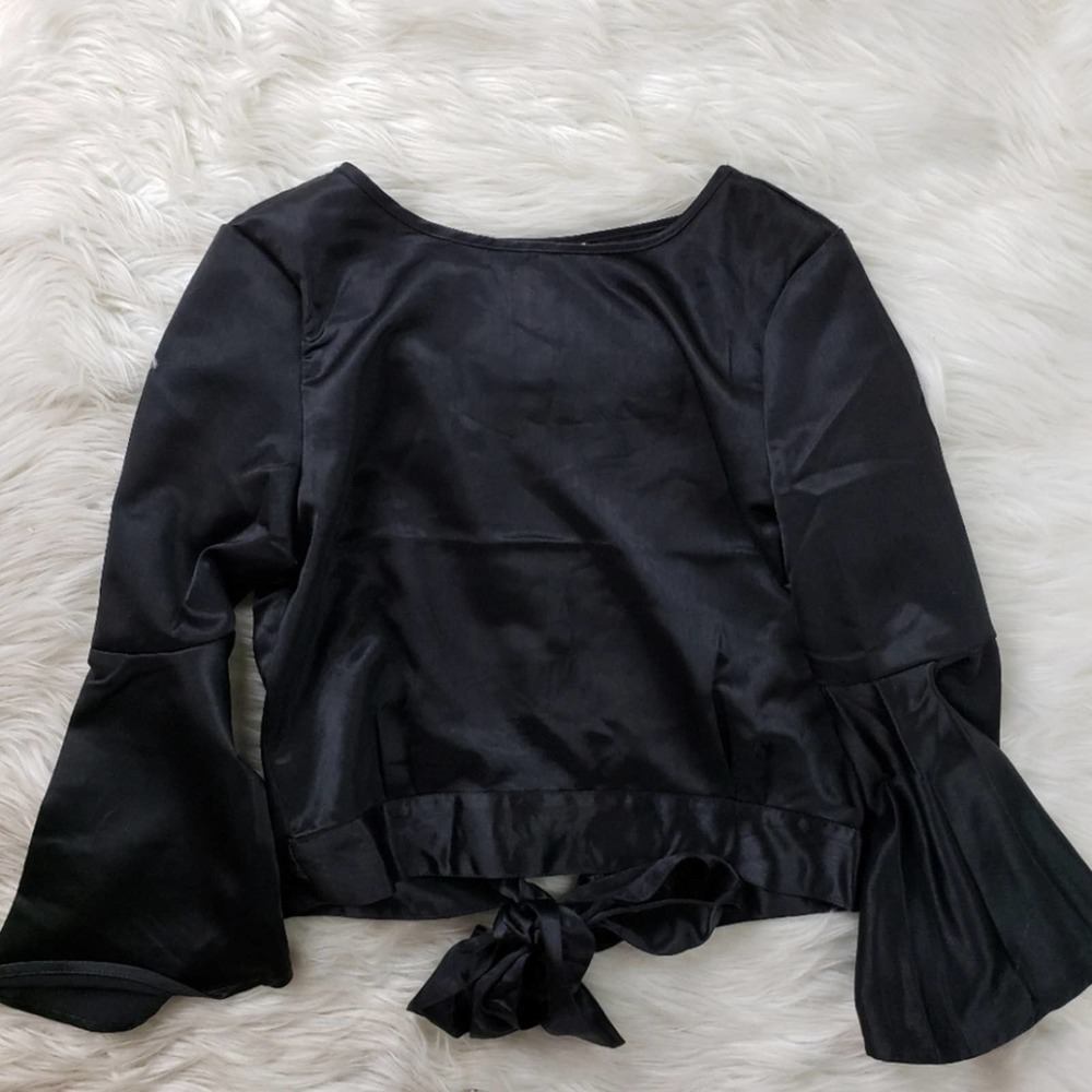 Jack by BB Dakota Retro Inspired Chic Bell Sleeve Black Satin Crop Top Size XS - Picture 6 of 7